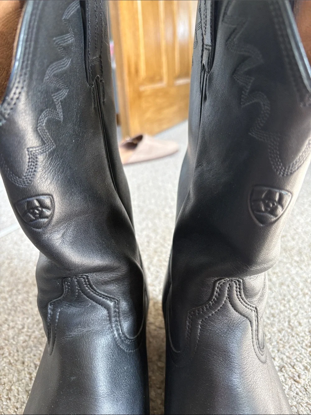 Men’s Black Leather Ariat Cowboy Boots - Classic Western Style size 9D - Picture 2 of 9
